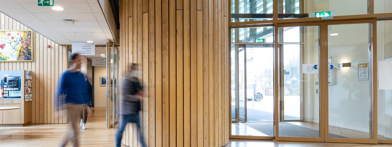 Medewerkers Bij Ingang